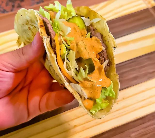 Wrap estilo Big Mac con Carne y Salsa Especial